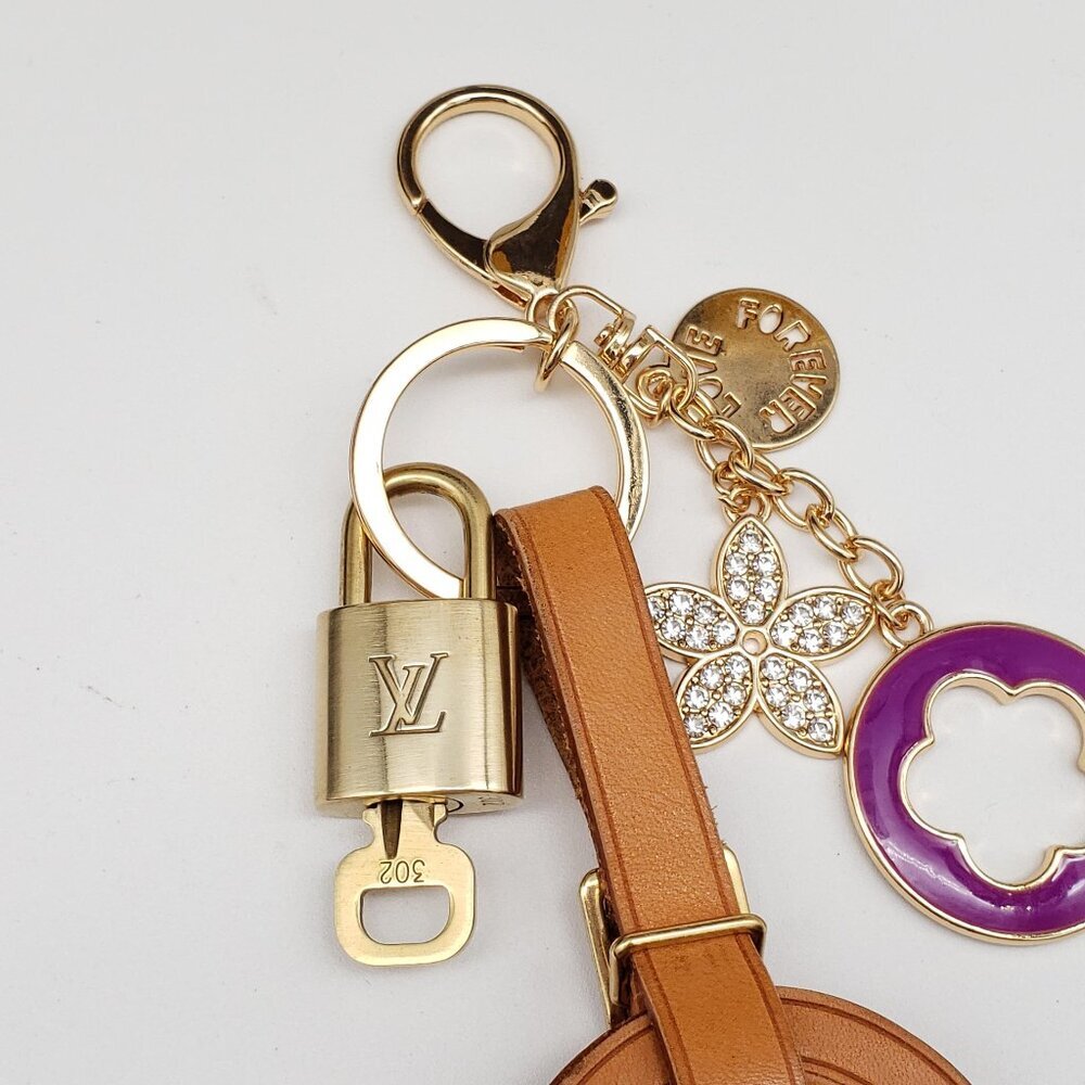Authentic Louis Vuitton Luggage Tag with Gold Padlock & Unbranded Keychain - Picture 3 of 7